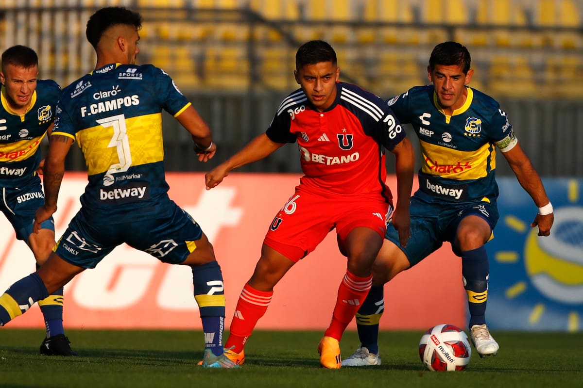 Los hinchas azules llenan de burlas a Barroso
Andres Pina/Photosport