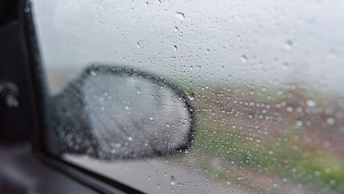 ¿Cómo evitar que se empañen los vidrios de tu auto en días de lluvia y frío?