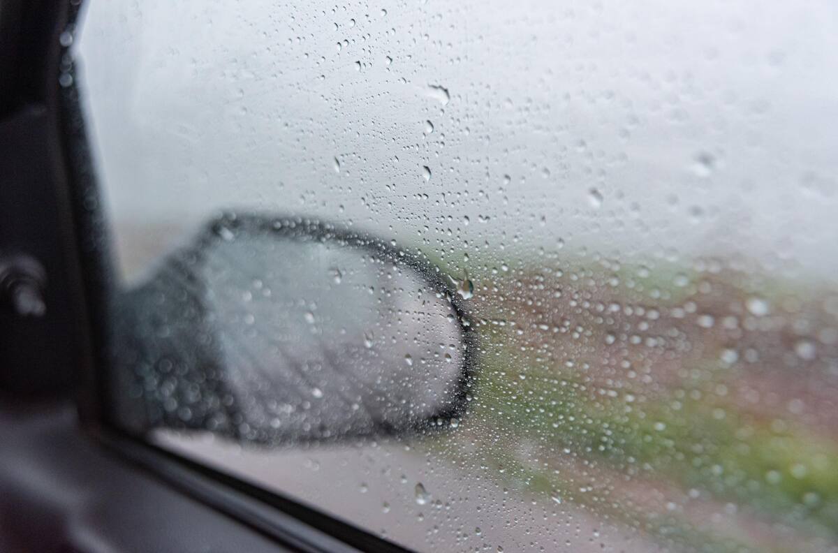 ¿Cómo evitar que se empañen los vidrios de tu auto en días de lluvia y frío?