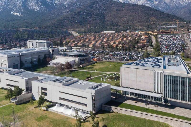 presenta una querella en contra de una exfuncionaria.