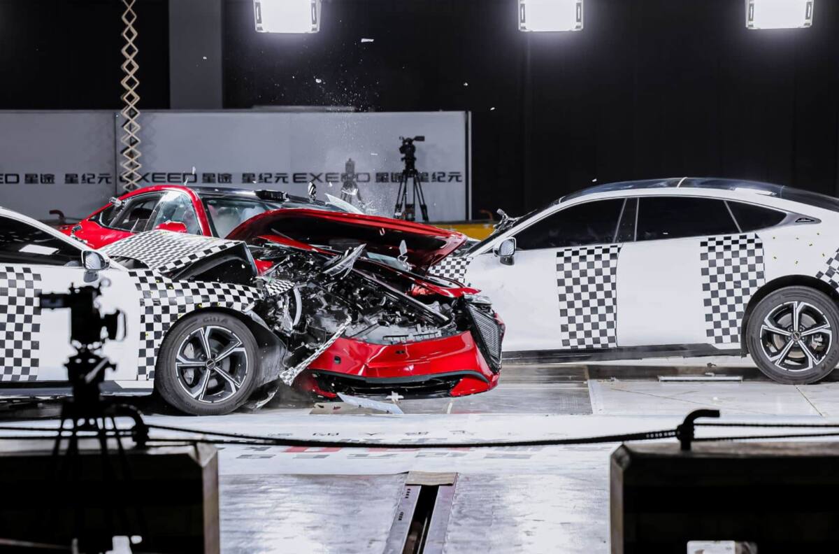 VIDEO Mira cómo queda un auto cuando lo chocan dos vehículos a 120 km/h