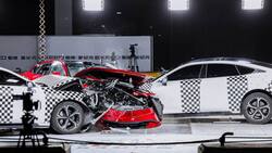 VIDEO Mira cómo queda un auto cuando lo chocan dos vehículos a 120 km/h