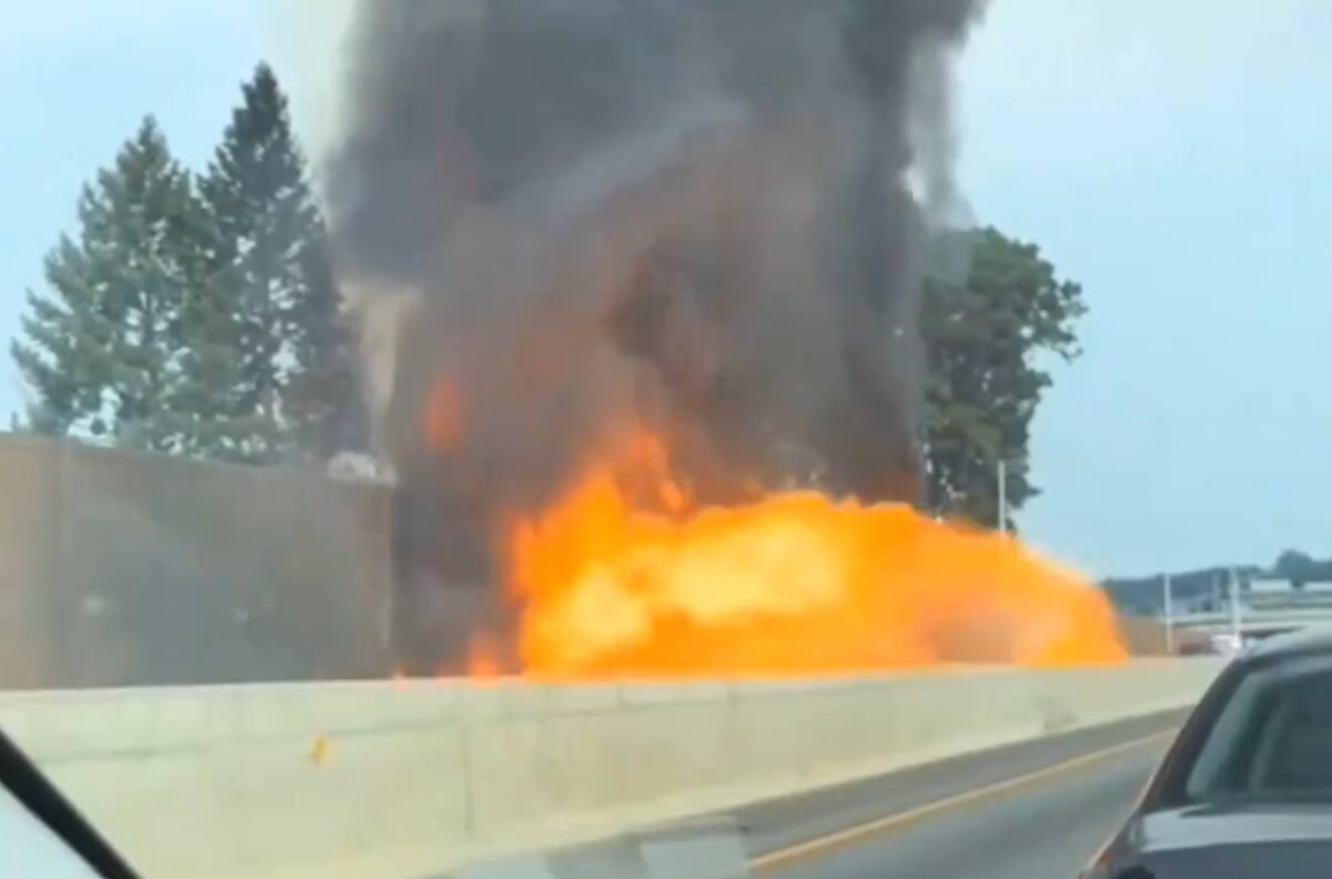 VIDEO | Camión de carga de productos químicos provoca gran explosión en Nueva Jersey tras choque