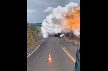 VIDEO | Captan momento exacto en el que camión cisterna explota en plena carretera en Brasil