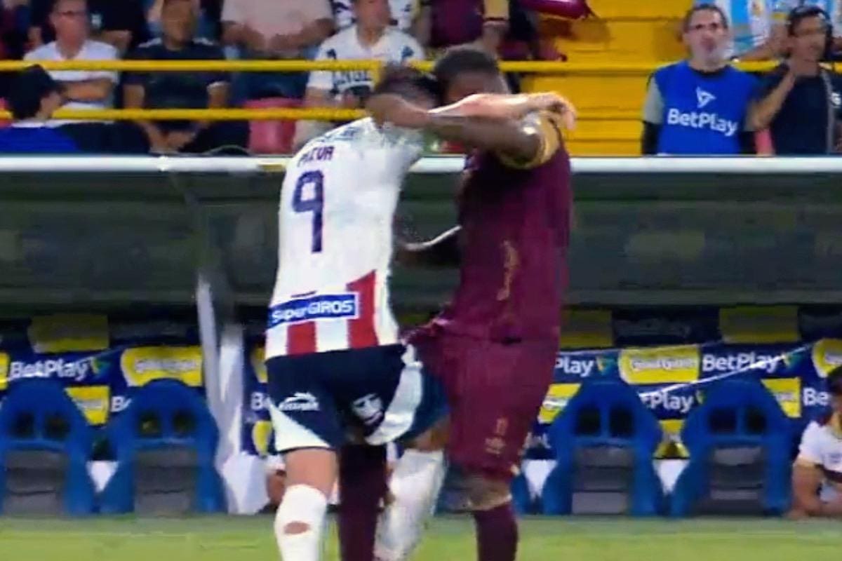El ex delantero de Colo Colo fue expulsado por propinarle un cabezazo a un rival en la final del fútbol colombiano.
