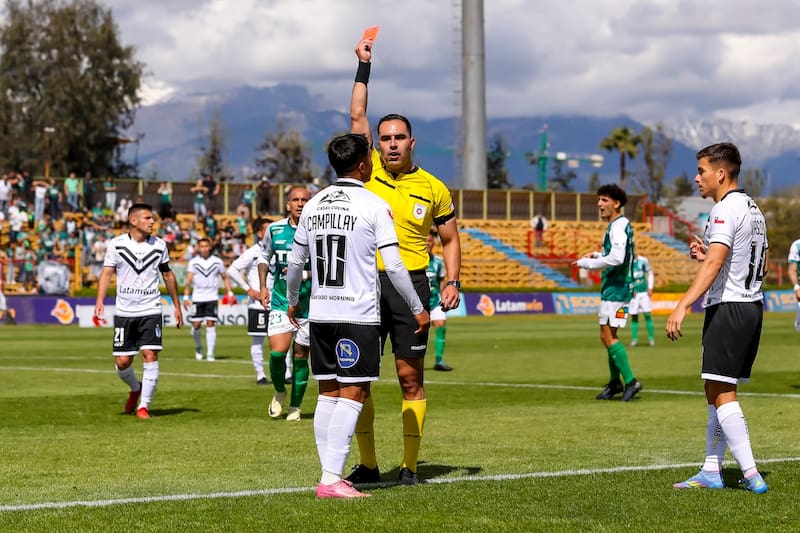 Ayer el Decano jugó con un hombre más durante 60' minutos y no pudo ganar. Lo mismo le ha pasado con Deportes Santa Cruz y Recoleta. Foto: Agencia Aton.