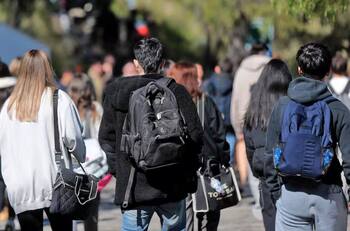 Extranjeros que estudien en Chile podrán recibir $1 millón: deben cumplir con este requisito