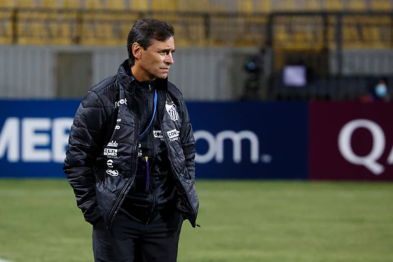 Nuevo candidato: un DT multicampeón irrumpe como opción para la banca de Universidad de Chile. Foto: Aton.