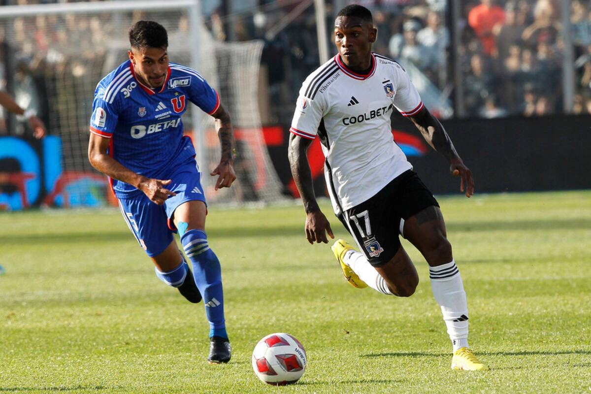Fabián Castillo jugando por Colo Colo ante Universidad de Chile (Foto: Photosport)
