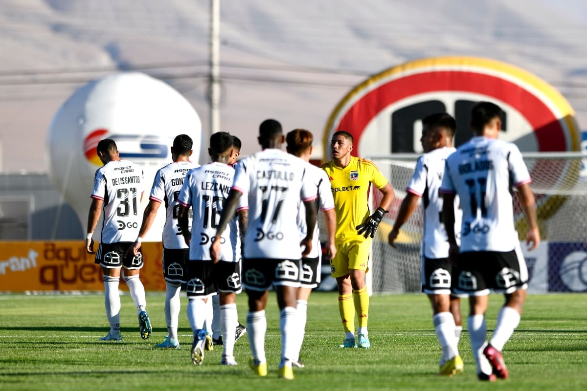 con el plantel de Colo Colo 2023. Foto: Aton.