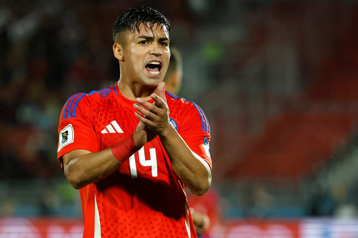 El defensa con La Roja en Eliminatorias Sudamericanas. Agencia Aton