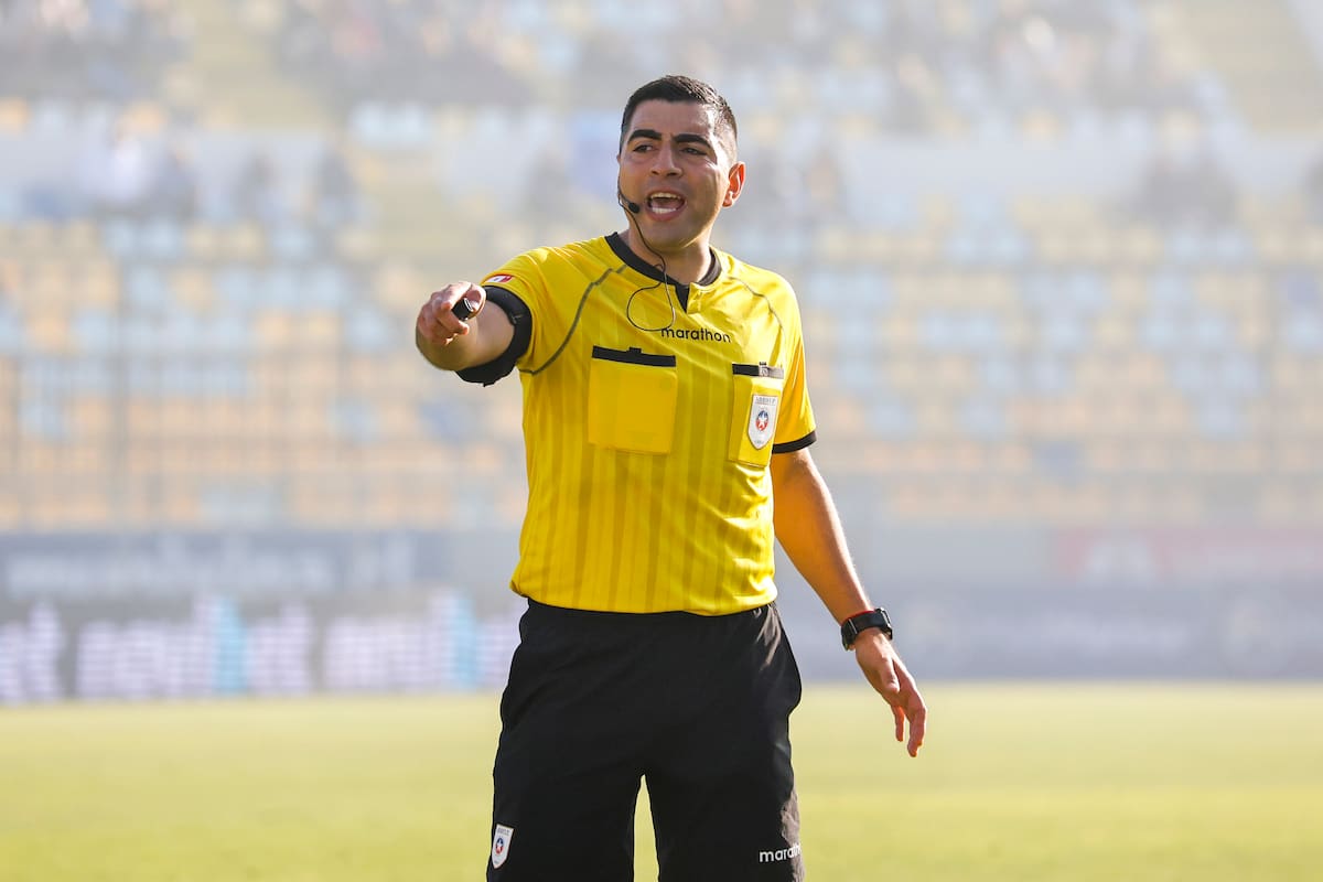 El réferi hizo su debut en Primera División con polémico partido /Photosport