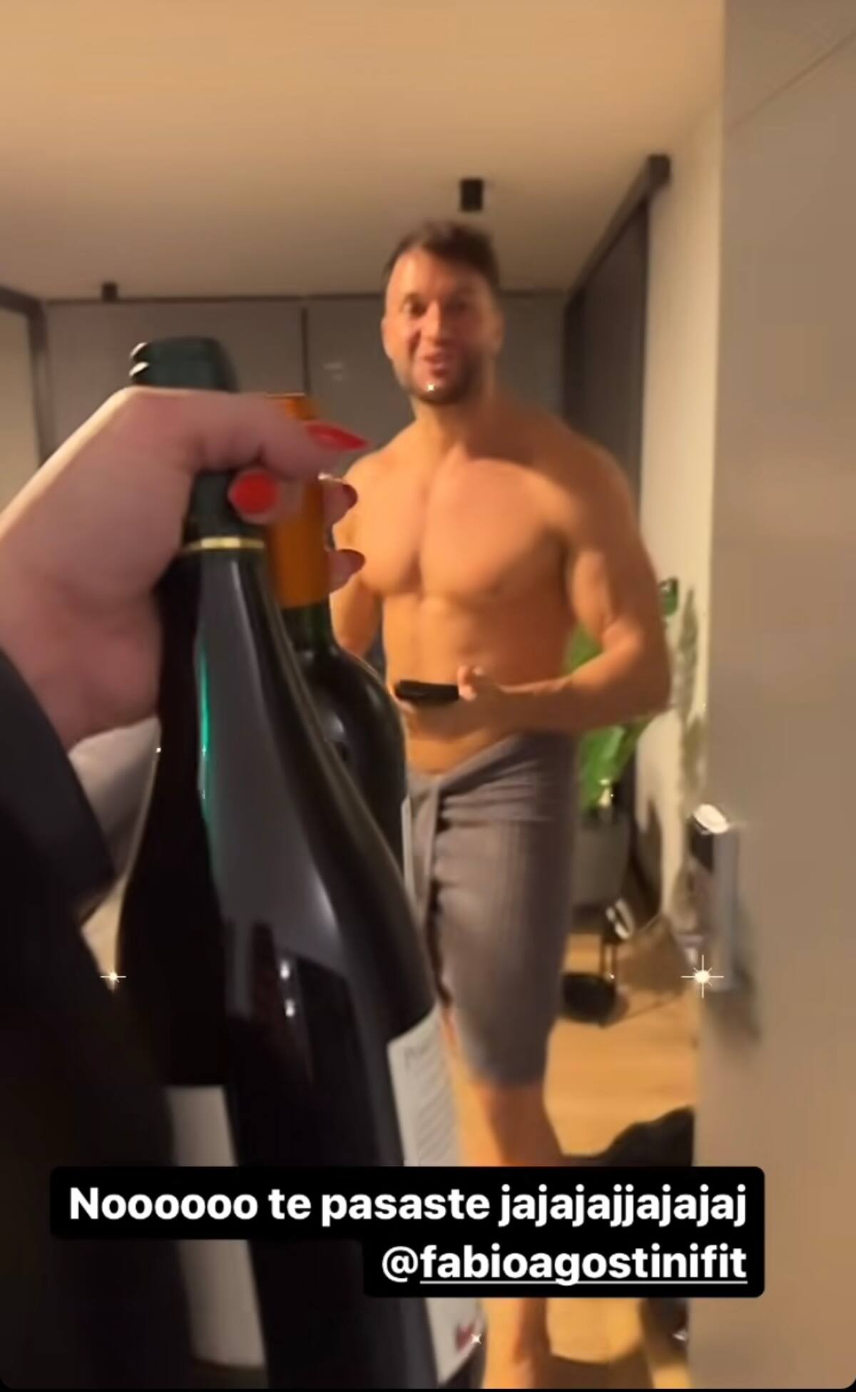 Fabio Agostini y Daniela Aránguiz tuvieron una fogosa cita.