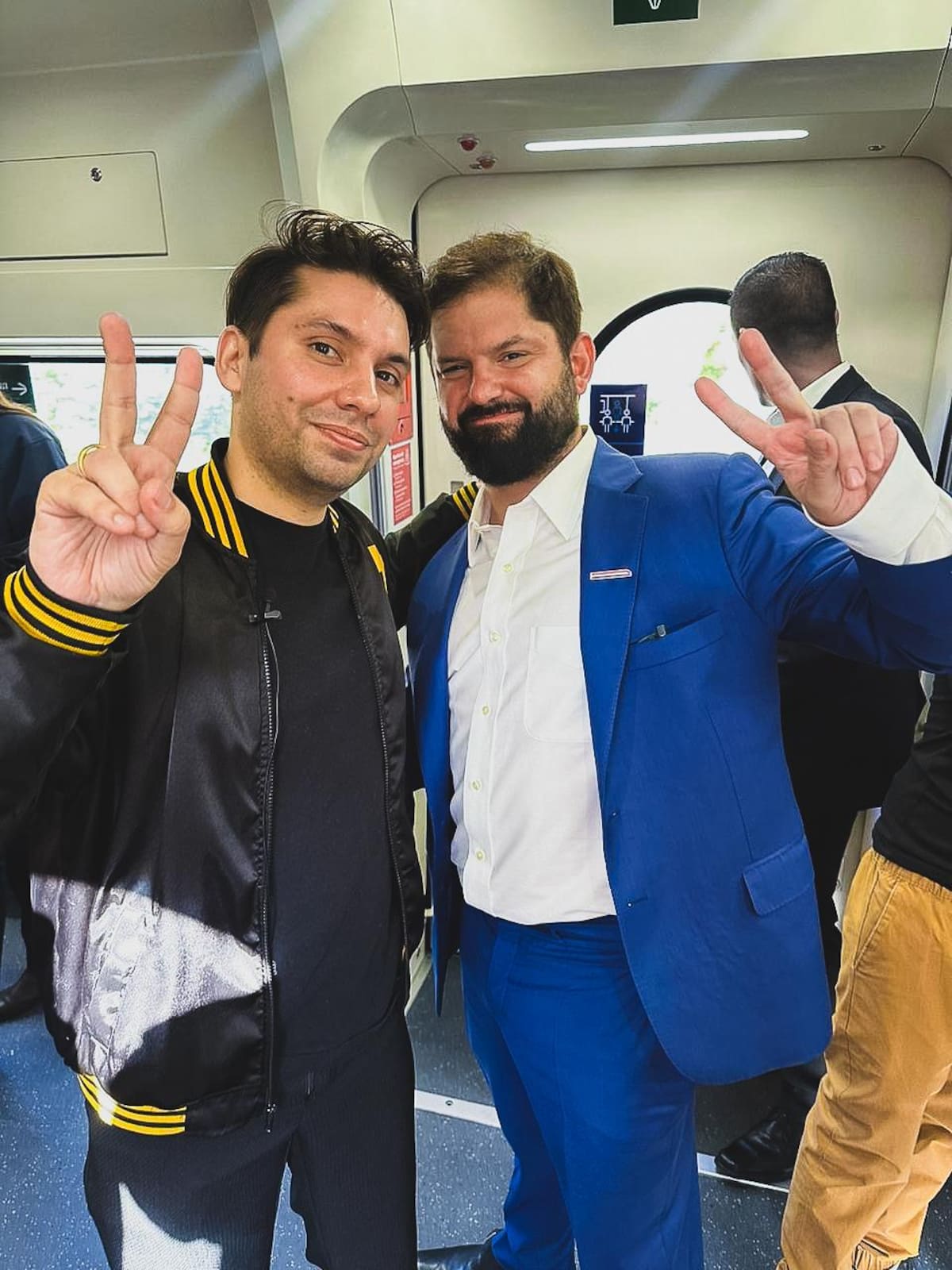 Fabricio Copano y Gabriel Boric en el tren rápido que une Curicó con Talca.