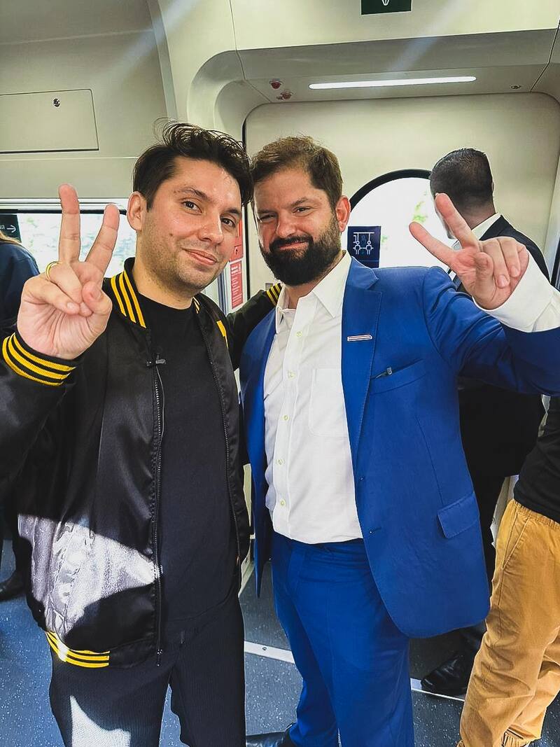Fabricio Copano y Gabriel Boric en el tren rápido que une Curicó con Talca.