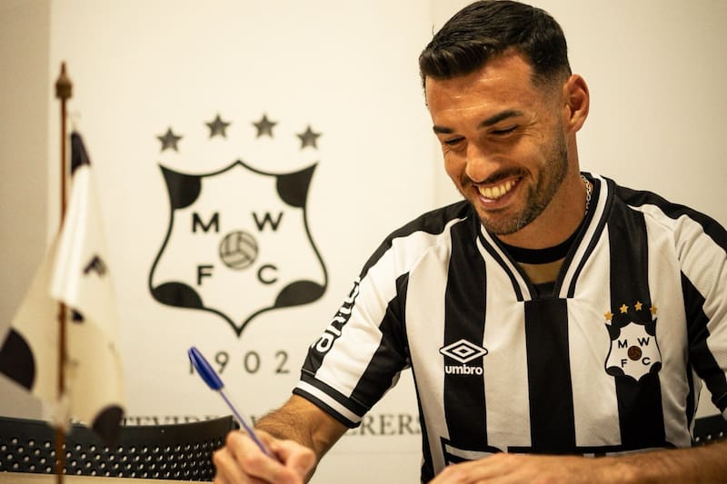 El defensor firmó en Montevideo Wanderers.