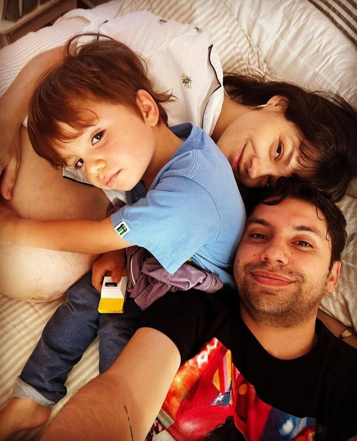 El matrimonio junto a su primogénito. Créditos: Instagram.