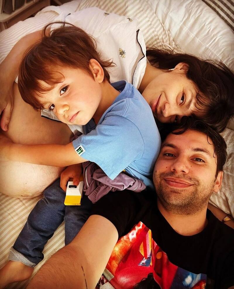 El matrimonio junto a su primogénito. Créditos: Instagram.