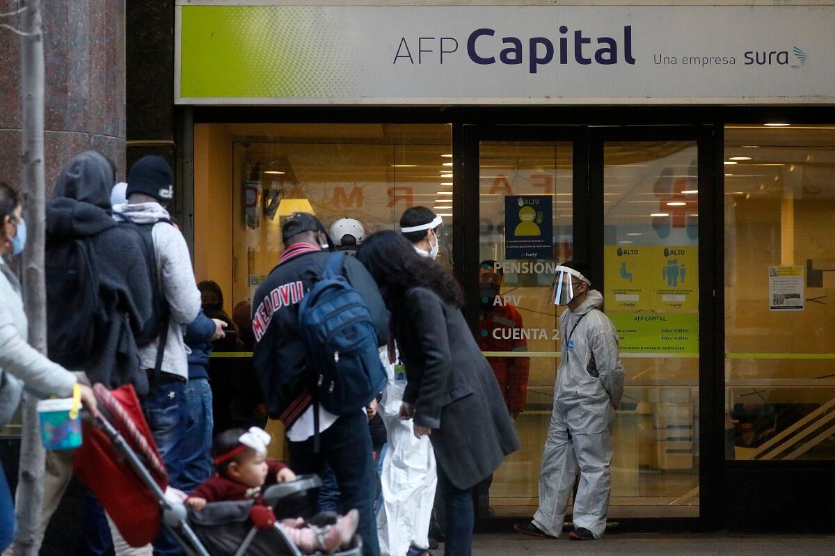 Santiago, 3 de agosto de 2020.
La sucursal de la Administradora de Fondos de Pension (AFP) Capital es fotografiada durante una nueva jornada de retiro voluntario del 10% de los ahorros previsionales.
Andres Pina/Aton Chile