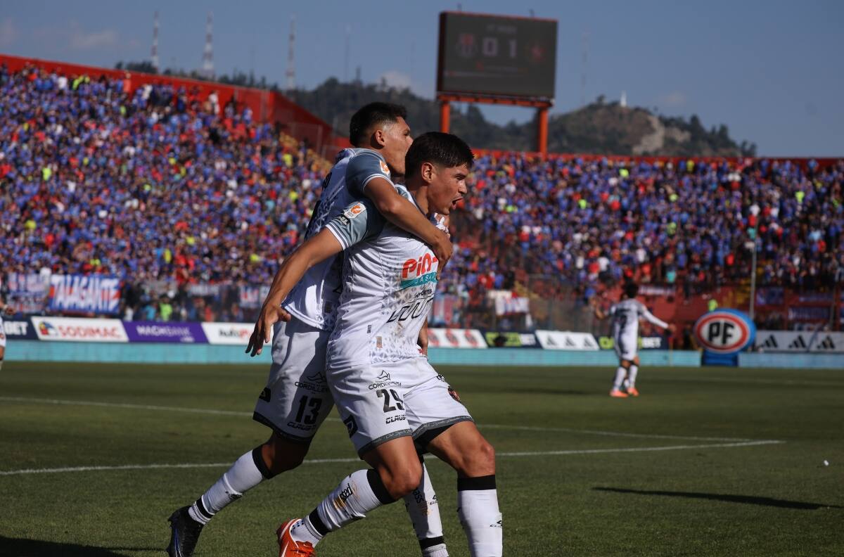 El goleador de moda se rinde ante el fútbol chileno: “Hay muy buenos estadios, se preocupan por cuidarlos; eso no pasa en Argentina”