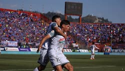 El goleador de moda se rinde ante el fútbol chileno: “Hay muy buenos estadios, se preocupan por cuidarlos; eso no pasa en Argentina”