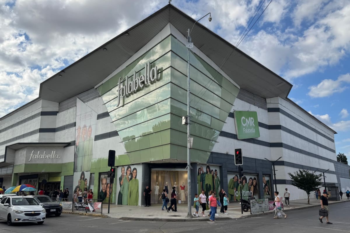 La empresa abrirá tres nuevas tiendas en la zona centro y sur de Chile. Foto: Falabella News Chile vía LinkedIn.