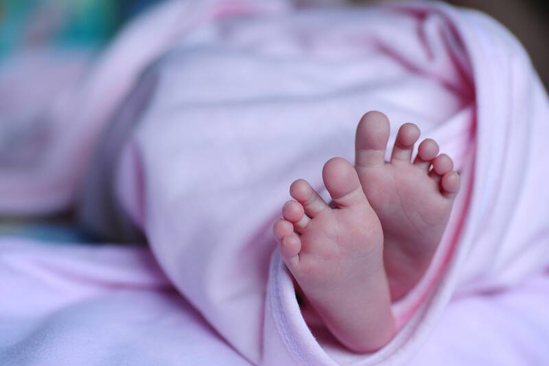 La bebé fue atendida en una clínica de Puerto Montt por múltiples lesiones atribuibles a terceros.