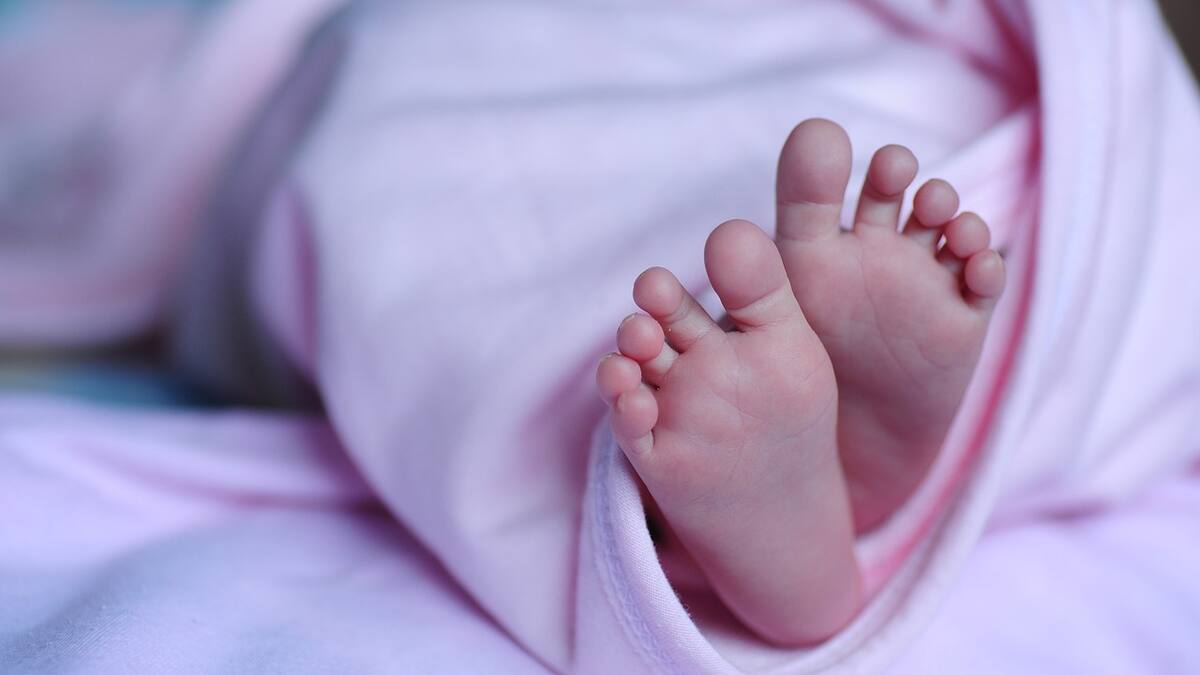 Lactante de un mes y medio falleció a causa de múltiples lesiones en Puerto Montt: hermana gemela se encuentra grave