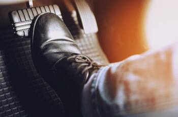 Evita fallas en los frenos: recomendaciones clave del Libro del Nuevo Conductor para impedir accidentes