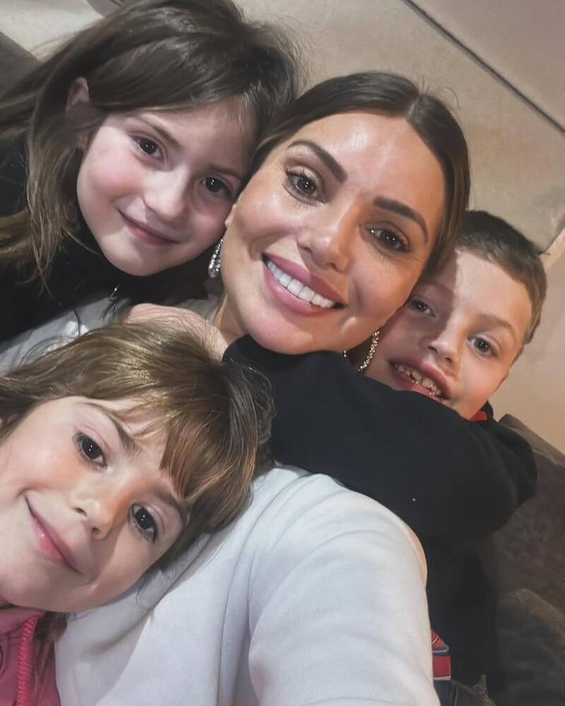 La modelo compartió esta tierna foto con sus hijos antes de irse del departamento. Créditos:@:_faloon_.