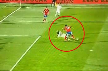 VIDEO | Tras una larga revisión de VAR: así fue el penal que le cobraron a Chile en el Mundial Sub 20