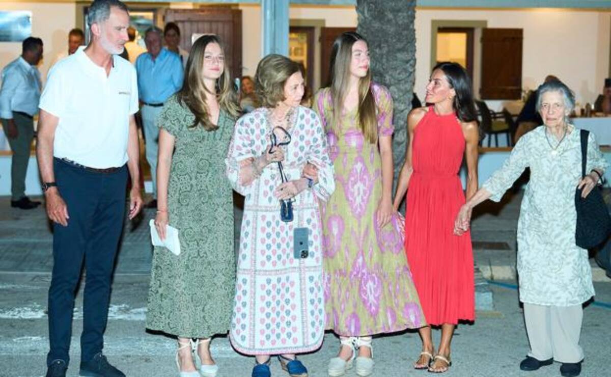 La reina Letizia, el rey Felipe y sus hijas, la princesa Leonor y la infanta Sofía salieron a cenar con la reina emérita Sofía en Palma dr Mallorca.