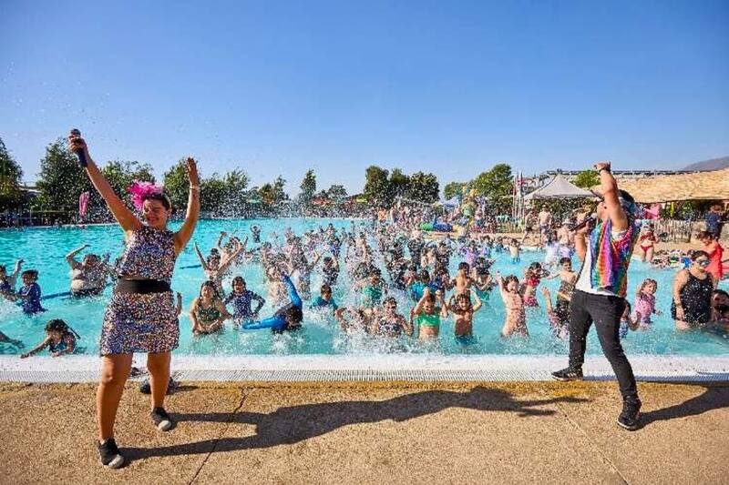 Descubre las piscinas y otros eventos entretenidos que tiene este lugar.