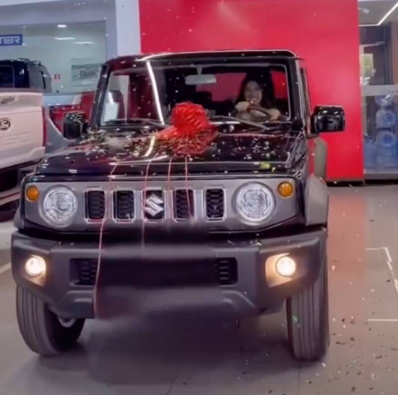 La modelo lució su camioneta.