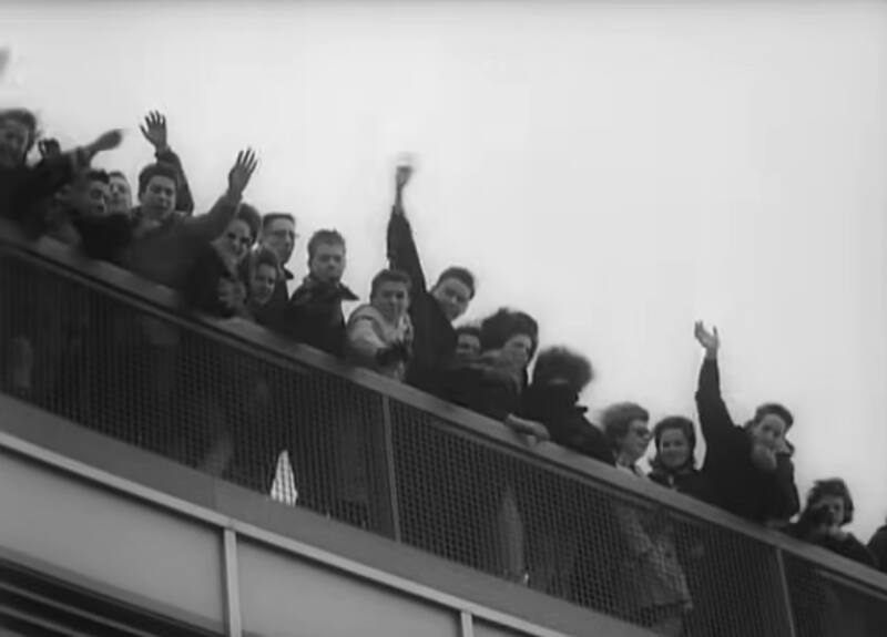 esperando el aterrizaje de The Beatles en el aeropuerto de Nueva York. Créditos Youtube: The Beatles.
