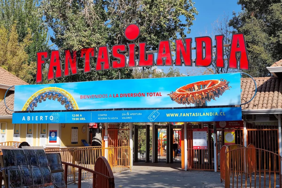 El parque de entretenciones es uno de los panoramas favoritos de los chilenos en la Región Metropolitana. Créditos: Google Maps.