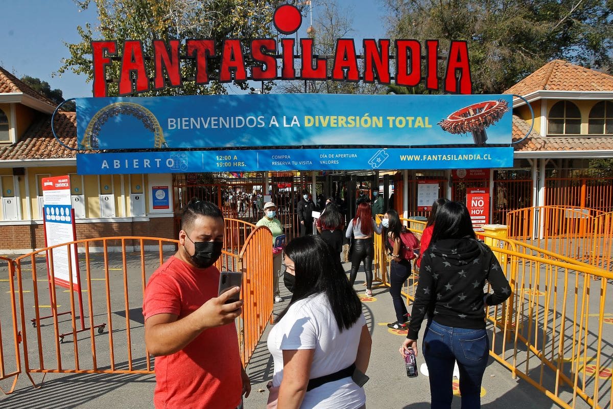 Algunos de los beneficios que ofrece Fantasilandia a sus trabajadores son la entrega de uniforme, almuerzo y colaciones gratuitas.