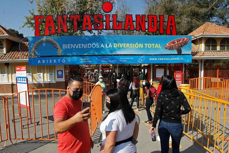 Algunos de los beneficios que ofrece Fantasilandia a sus trabajadores son la entrega de uniforme, almuerzo y colaciones gratuitas.