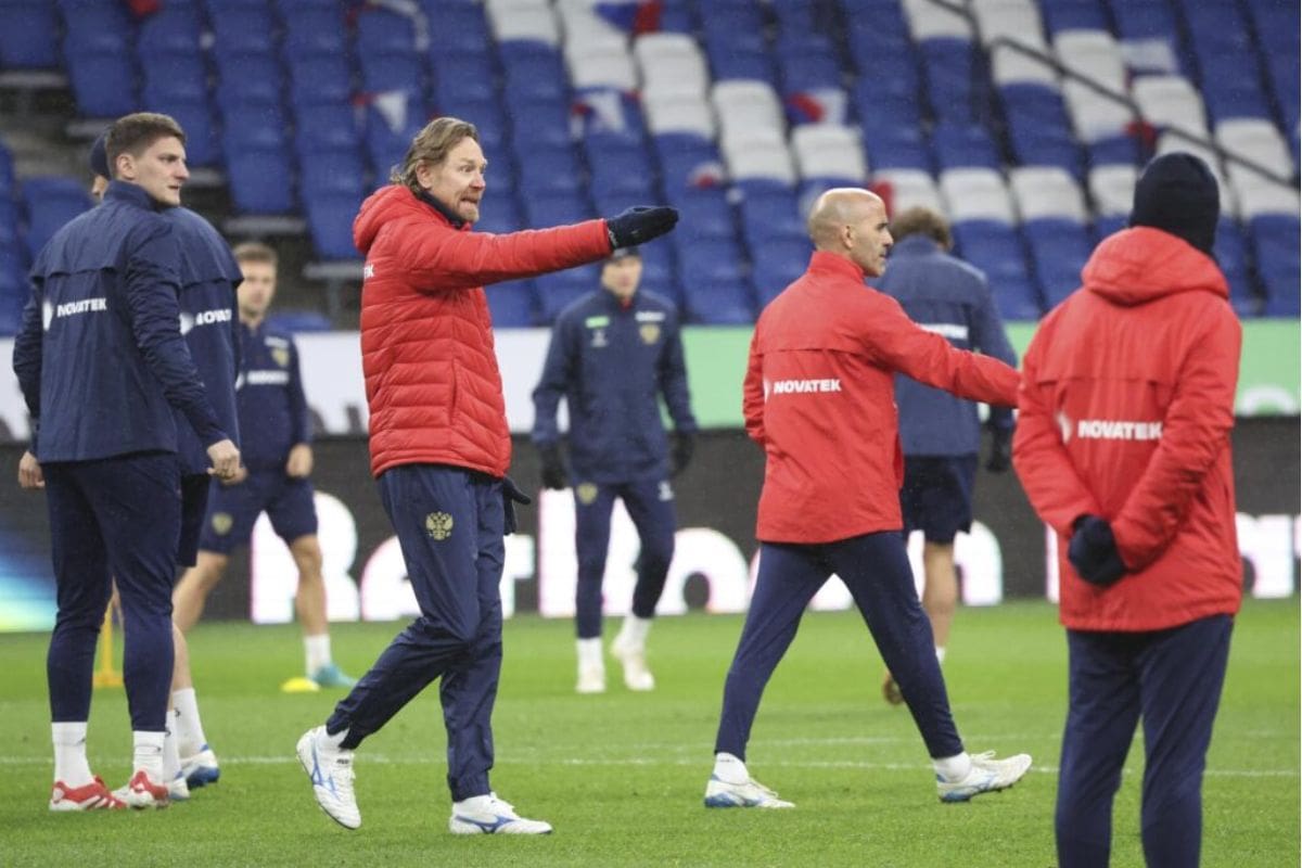 El entrenador de Rusia, Valeri Karpin, no quiso quemarse mucho a la hora de elegir entre Chile y Perú. Foto: EFE.