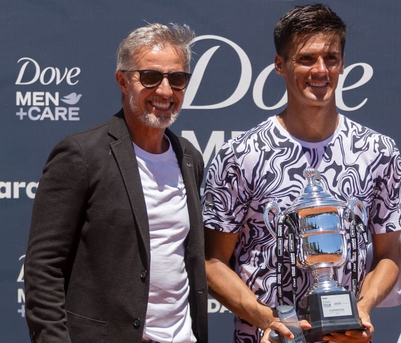 Federico Coria ganó el Challenger de Concepción. Horacio de la Peña le entregó el trofeo.