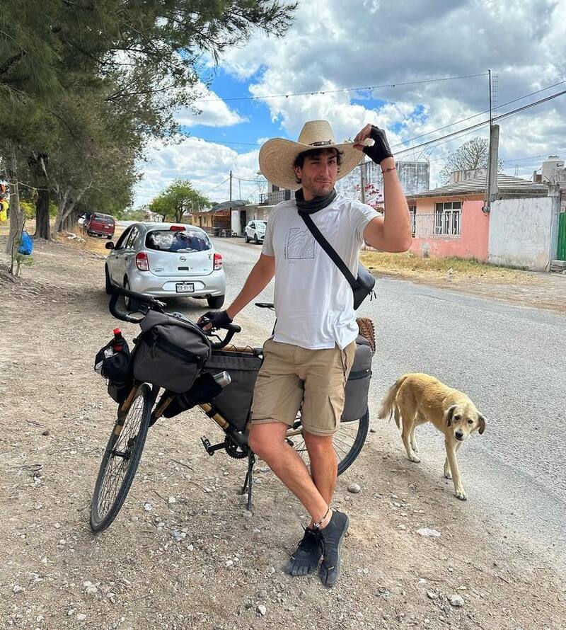 Federico Farrel en uno de sus viajes en bicicleta. Foto: Instagram.