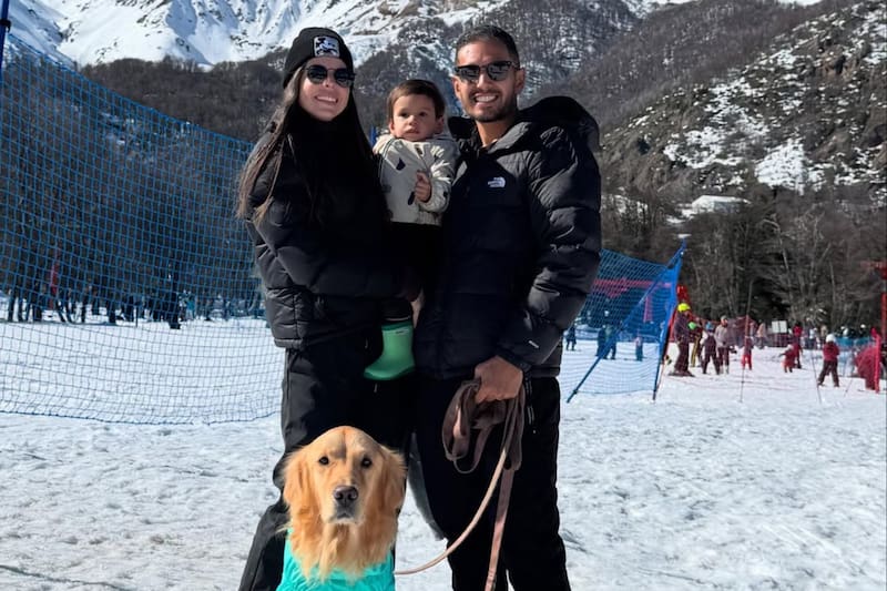 El volante junto a su familia.