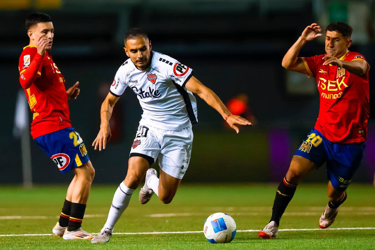 El volante en la derrota de Ñublense. Foto: Aton