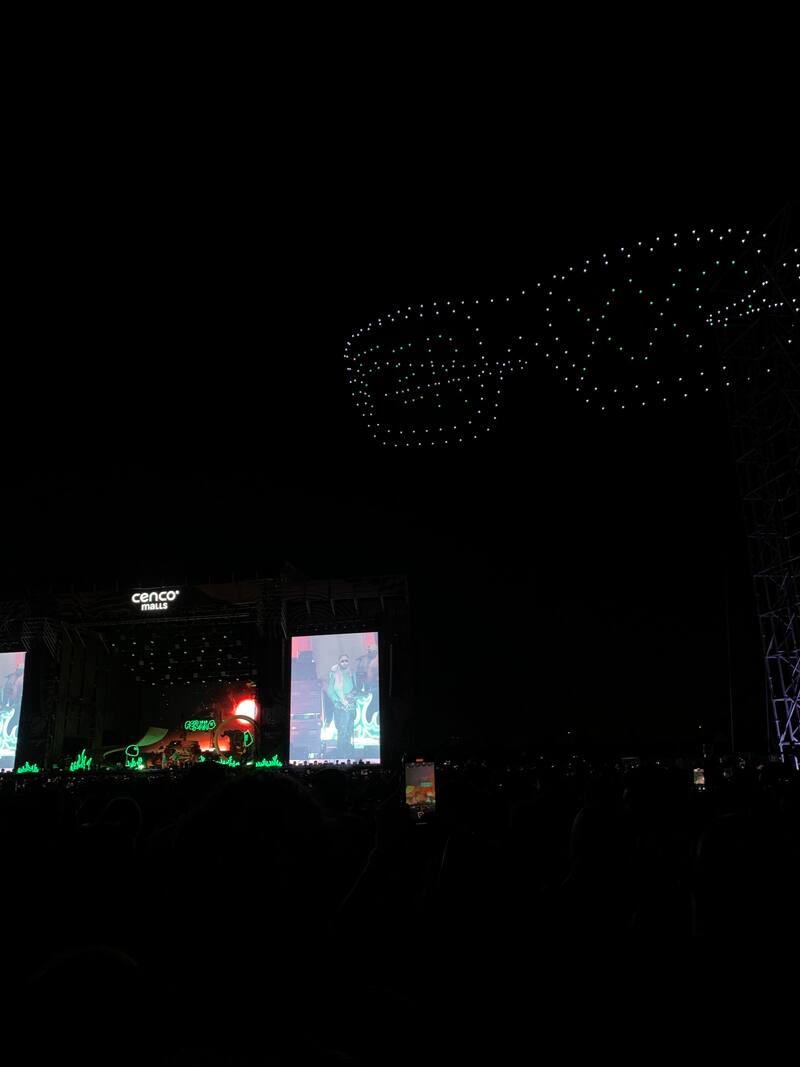 El espectáculo de Feid en el Lollapalooza Chile 2024 contó con espectáculo de drones.