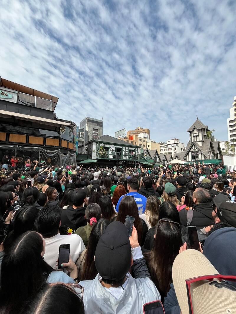 Imagen desde las calles de Providencia con los fans viendo el show gratuito.