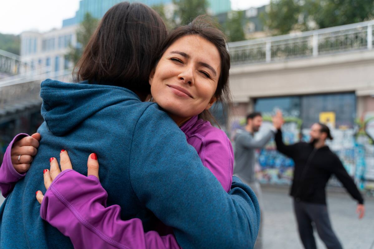 De acuerdo al estudio, la verdadera clave de la felicidad radicaría en las relaciones humanas.
