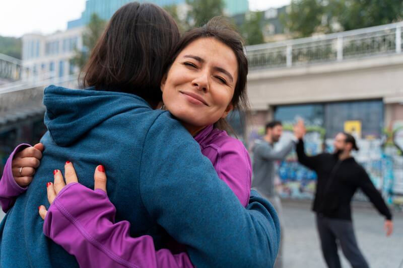 De acuerdo al estudio, la verdadera clave de la felicidad radicaría en las relaciones humanas.