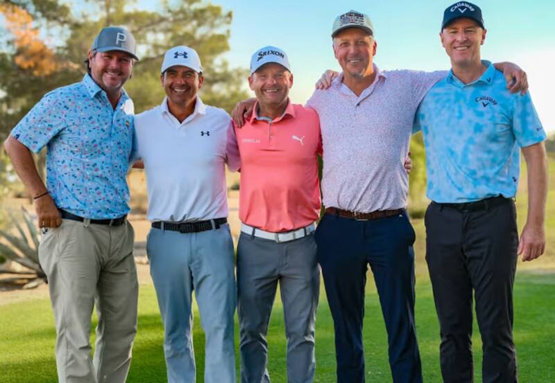 El chileno (segundo de izq. a der.) junto a los otros cuatro clasificados para la temporada 2025.