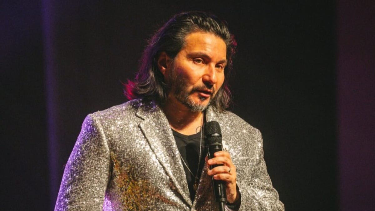 Felipe Avello saca risas con registro de su experiencia con el sismo en pleno show