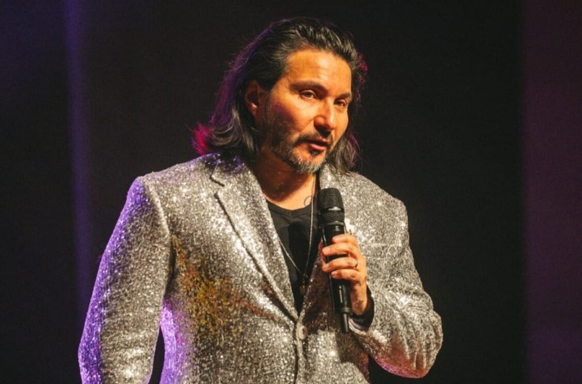Felipe Avello saca risas con registro de su experiencia con el sismo en pleno show